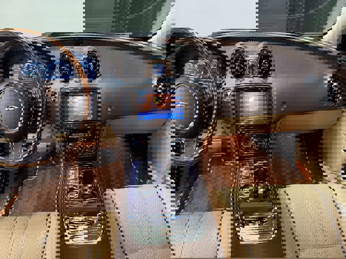 Used 2011 Jaguar XJ L image 10