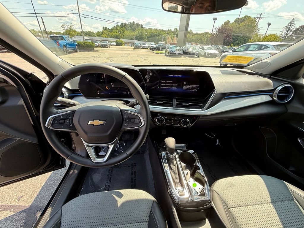 Used 2026 Chevrolet Trax LT w/ Sunroof Package FWD image 13