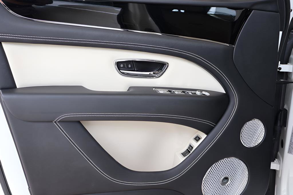 Used 2024 Bentley Bentayga AWD/4WD image 12