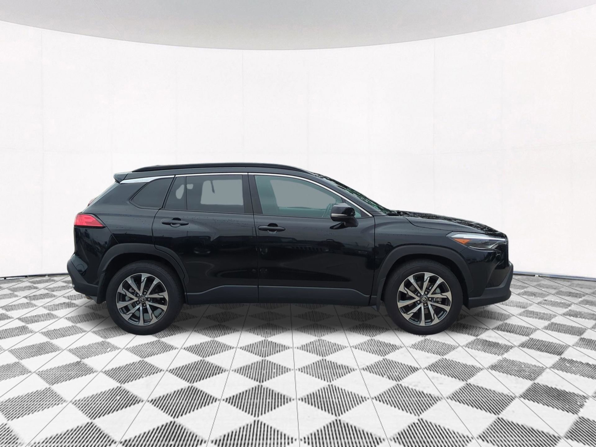 Used 2023 Toyota Corolla Cross XLE w/ Convenience Package image 7