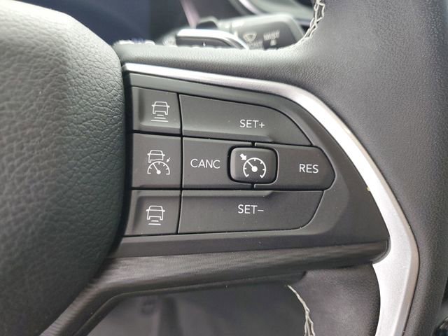 Used 2023 Jeep Grand Cherokee Laredo AWD/4WD image 24