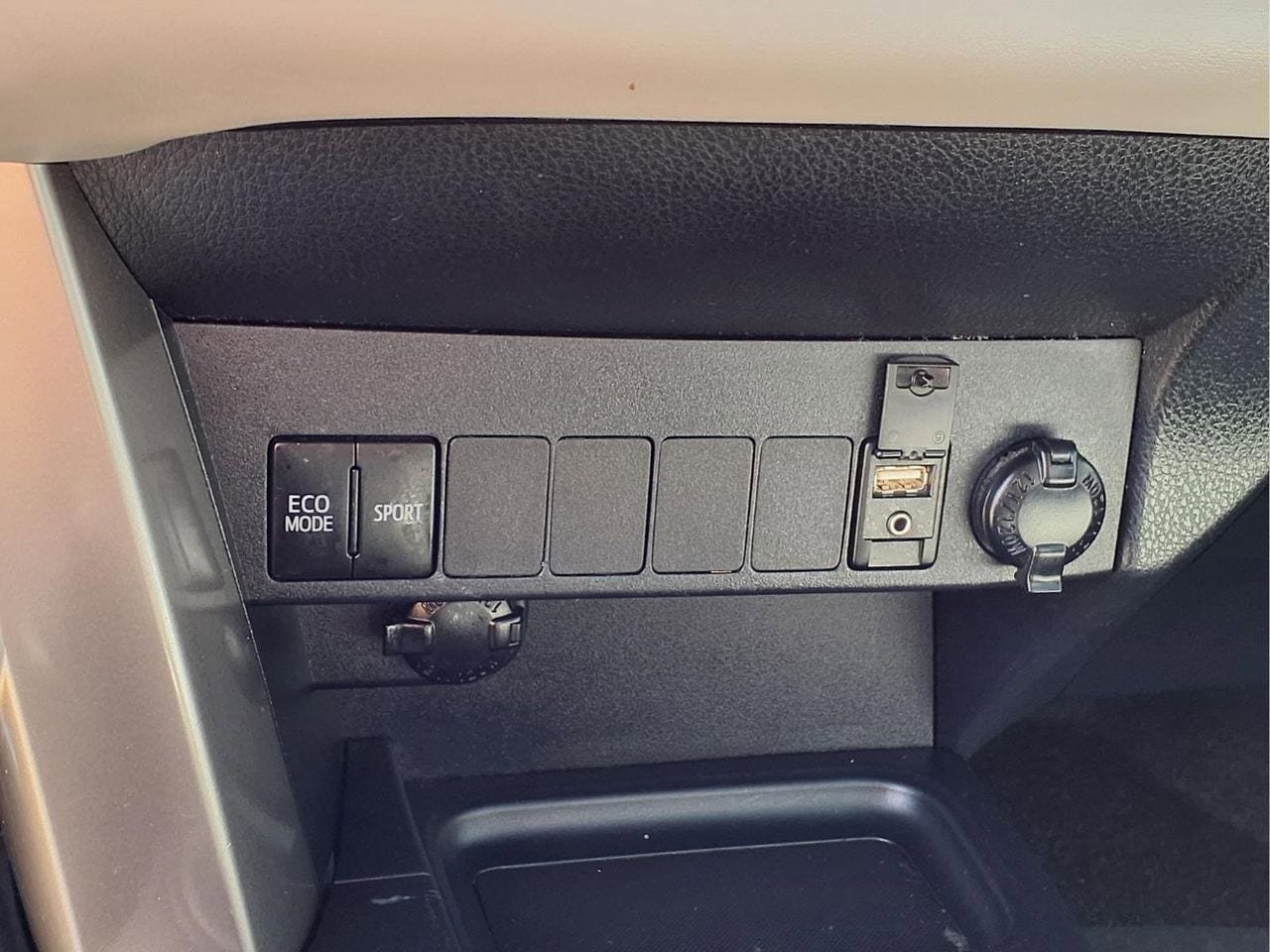 Used 2018 Toyota RAV4 XLE AWD/4WD image 22
