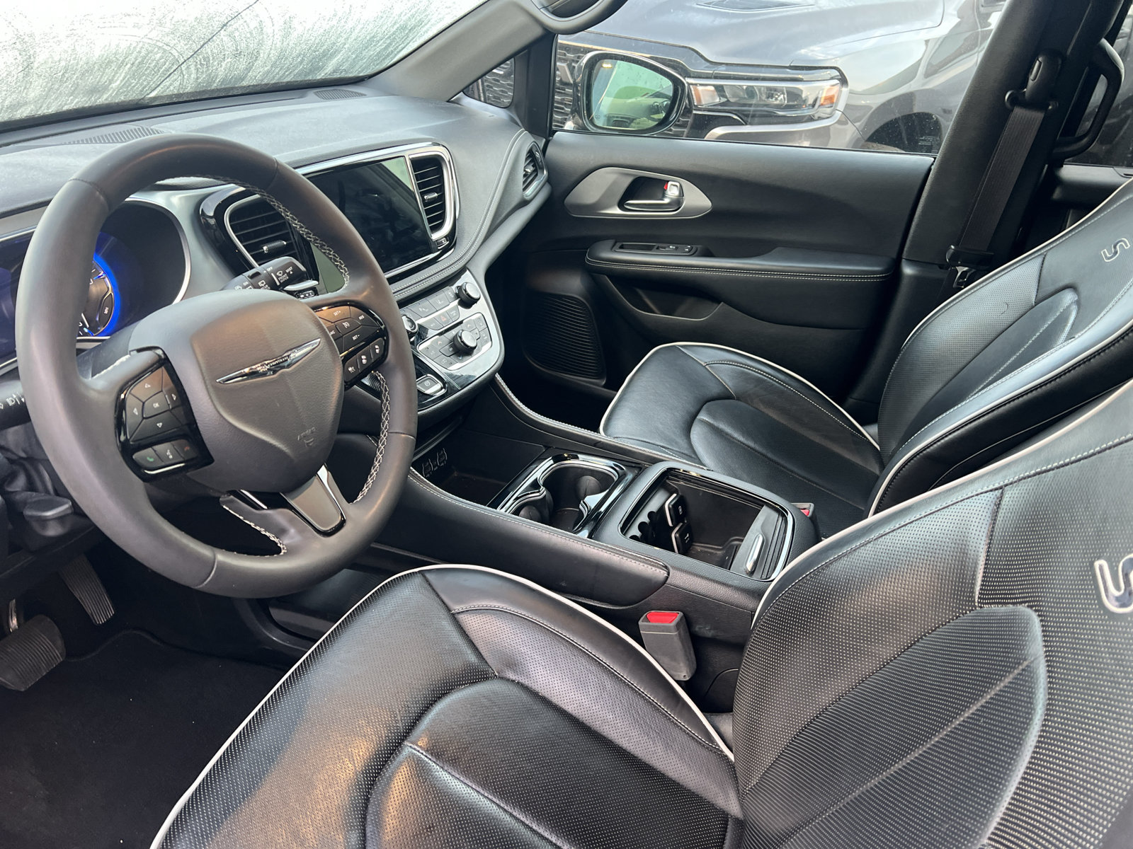 Used 2025 Chrysler Pacifica Limited FWD image 10