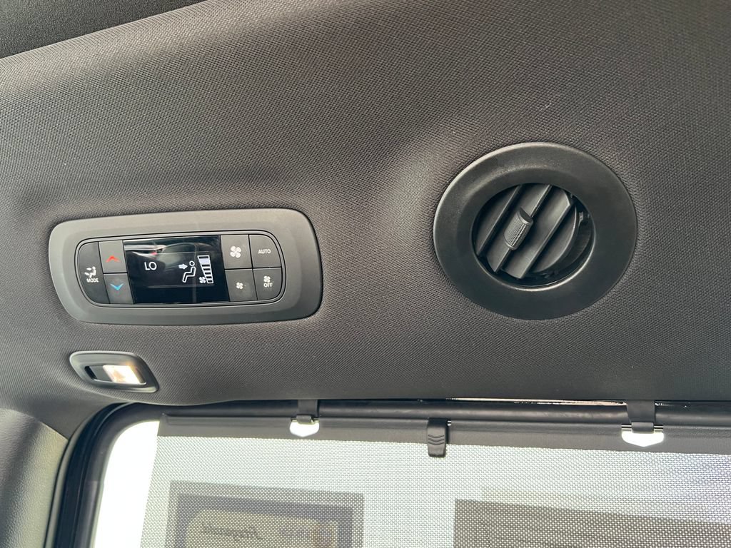 Used 2025 Chrysler Pacifica Limited FWD image 16