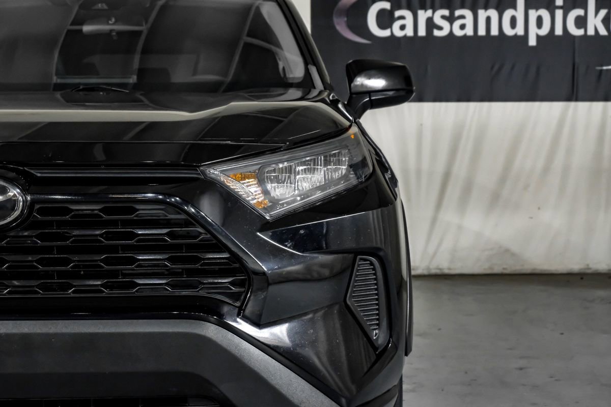 Used 2021 Toyota RAV4 LE FWD image 38