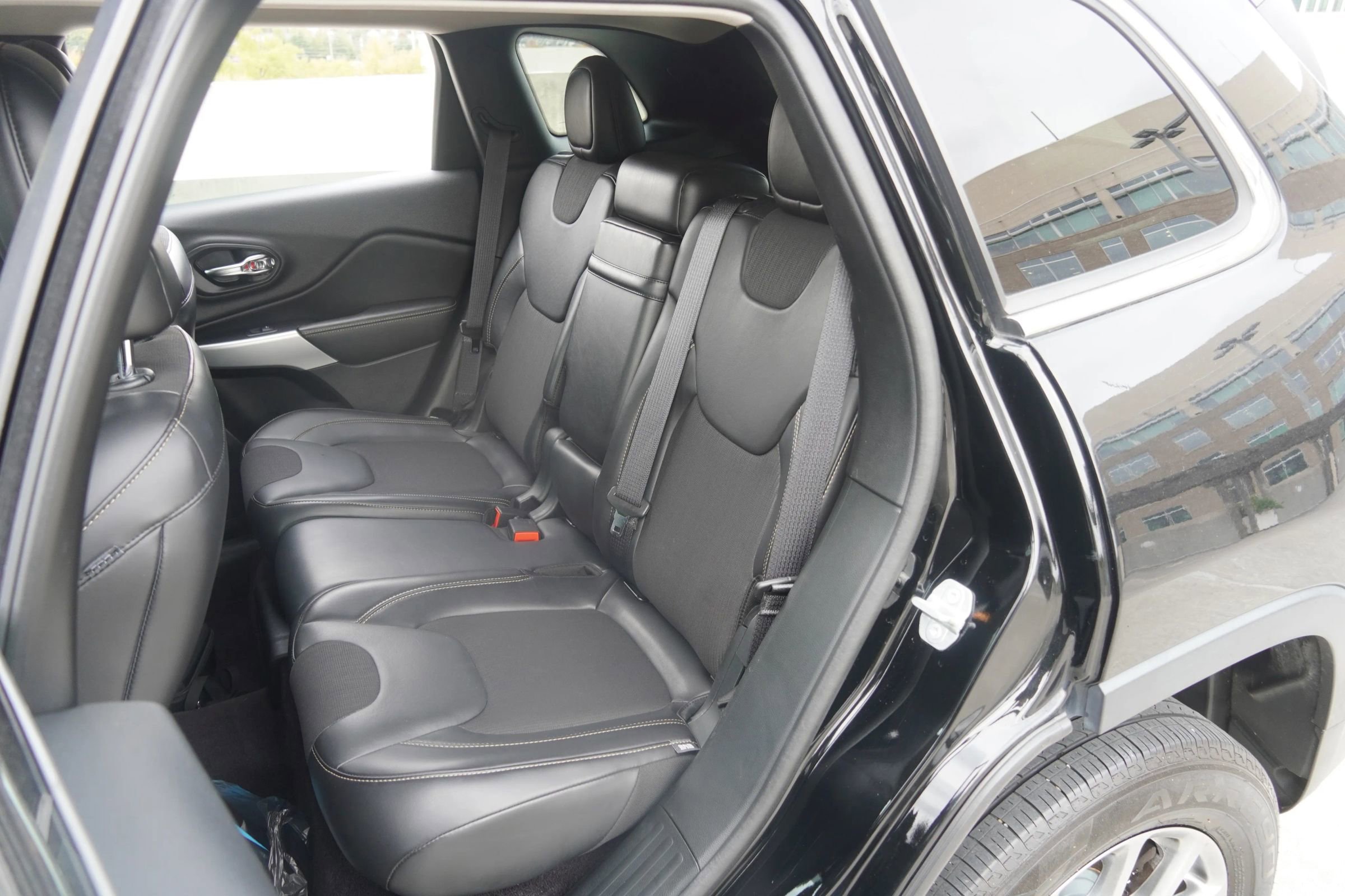 Used 2018 Jeep Cherokee Latitude Plus w/ Cold Weather Group image 9