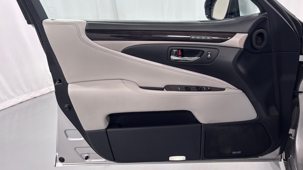 Used 2013 Lexus LS 460 AWD w/ Ultra Luxury Pkg image 17