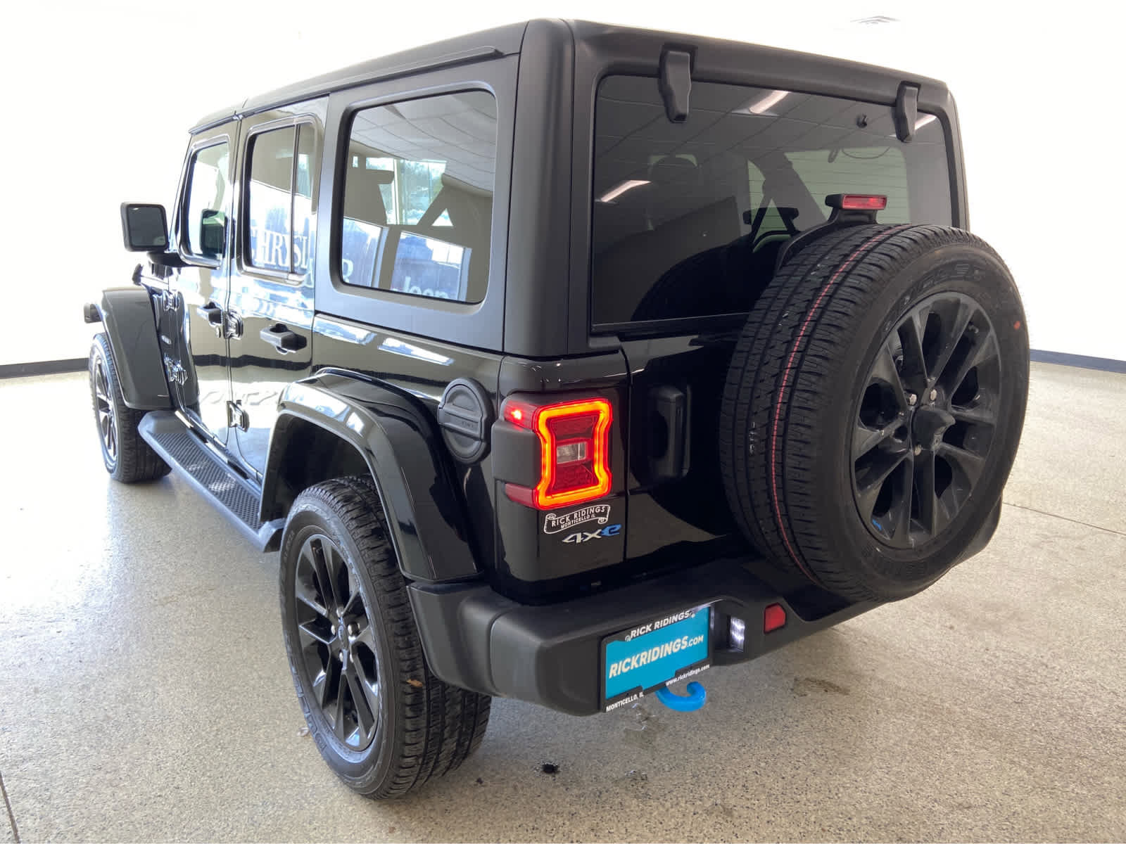 Used 2023 Jeep Wrangler Sahara w/ Cold Weather Group image 10