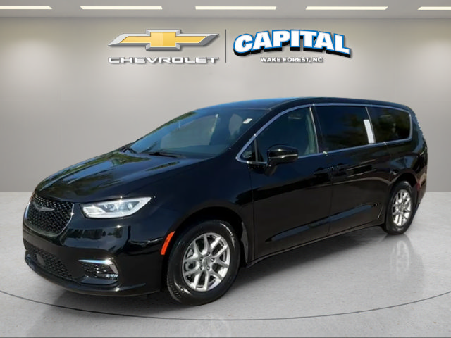 Used 2025 Chrysler Pacifica Select FWD image 1