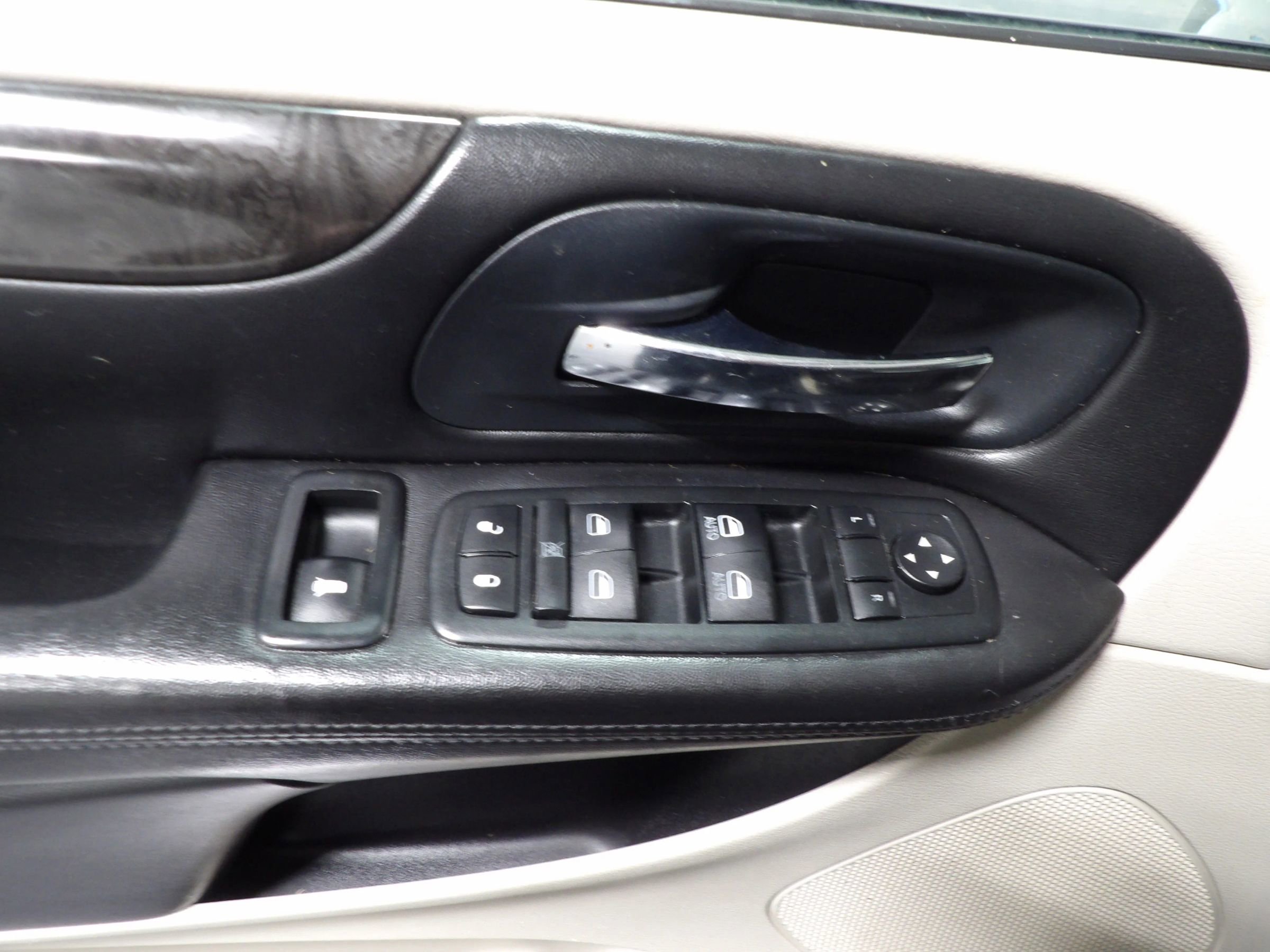 Used 2013 Dodge Grand Caravan SXT image 8