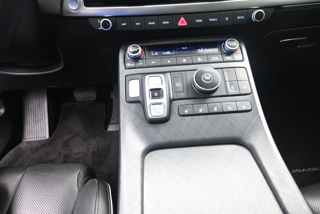 Used 2024 Hyundai Palisade Limited FWD image 13