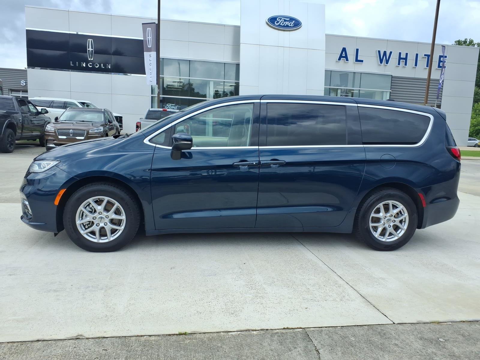Used 2023 Chrysler Pacifica Touring-L FWD image 2