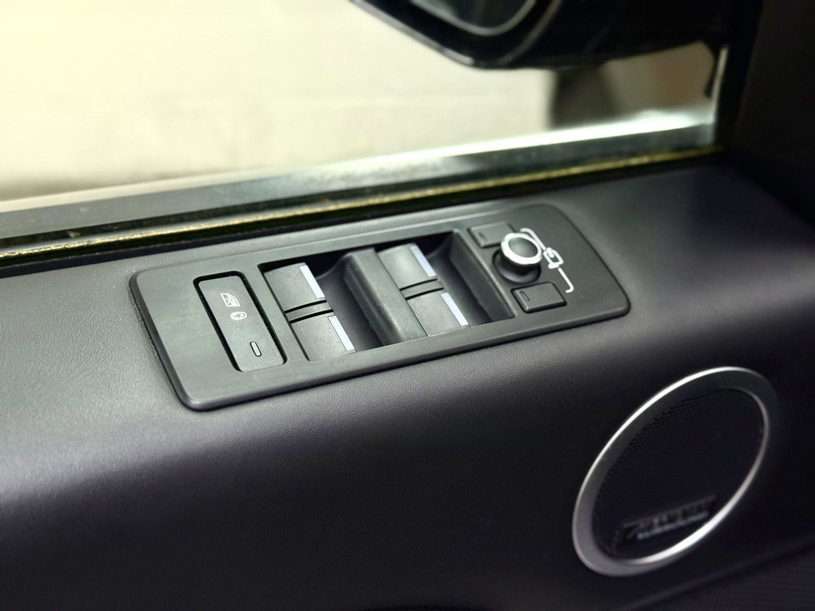 Used 2020 Land Rover Discovery HSE Luxury image 13