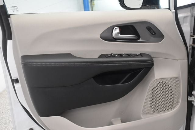 Used 2024 Chrysler Pacifica Touring-L FWD image 20