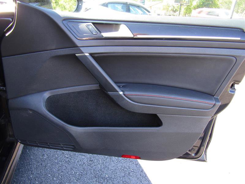 Used 2017 Volkswagen GTI SE image 28