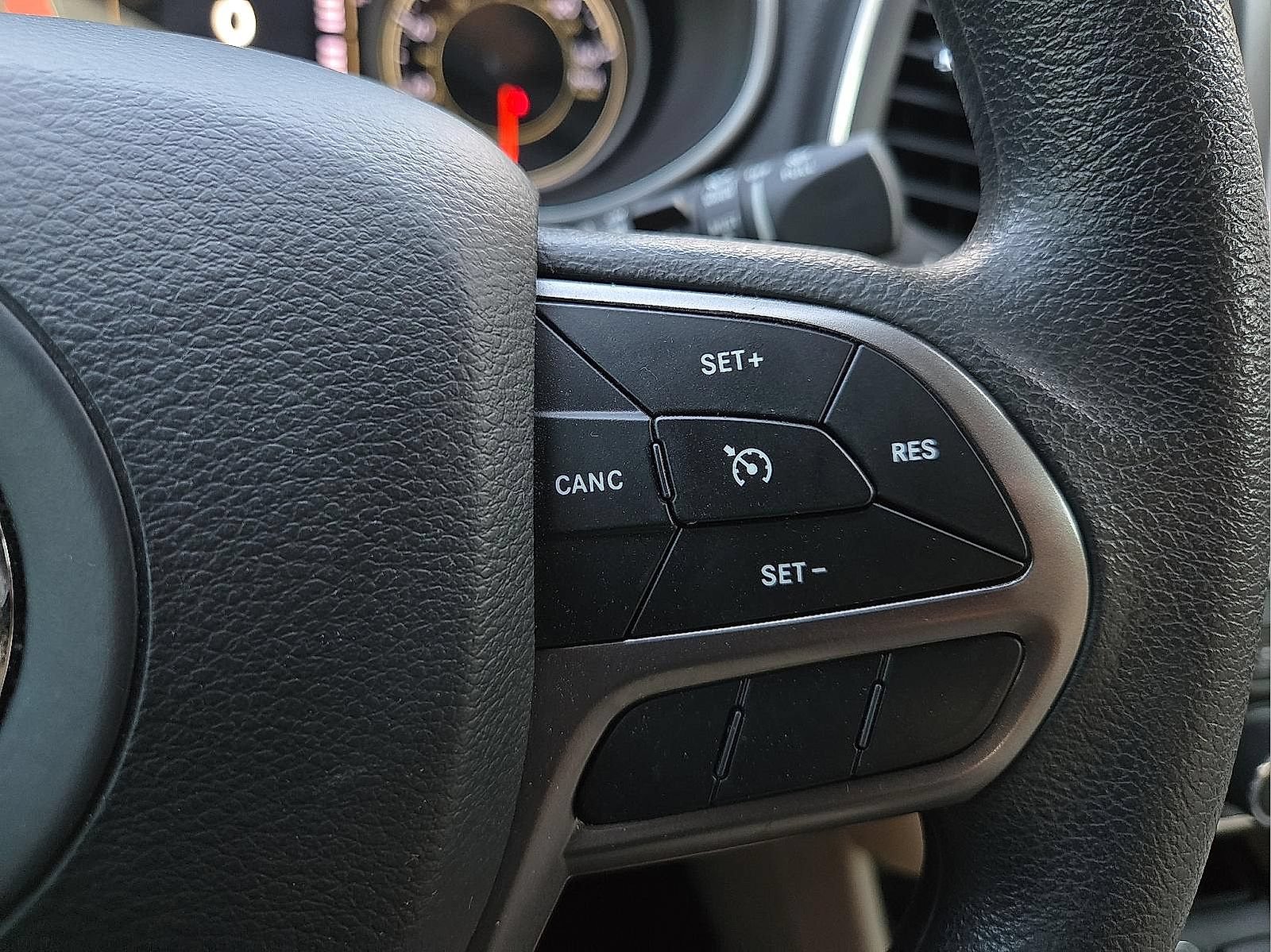 Used 2021 Jeep Cherokee Latitude w/ Mopar Interior Package FWD image 18