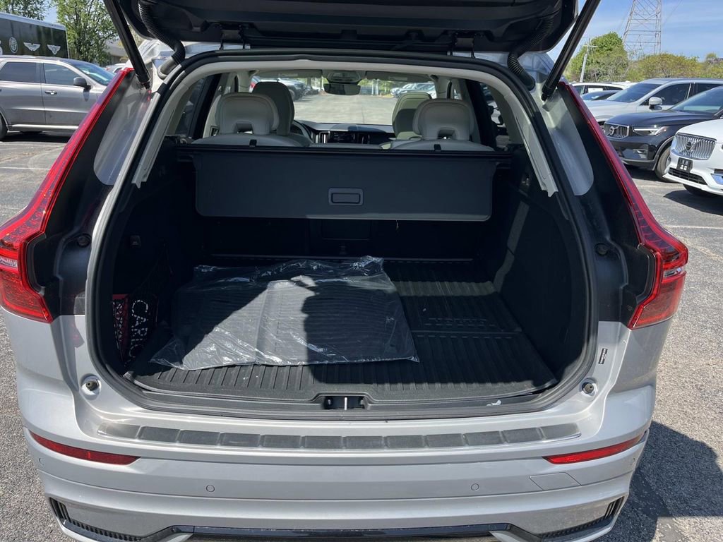 Certified 2025 Volvo XC60 T8 Plus w/ Protection Package Premier image 12