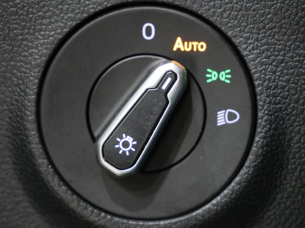 Used 2025 Volkswagen Taos SE AWD/4WD image 13