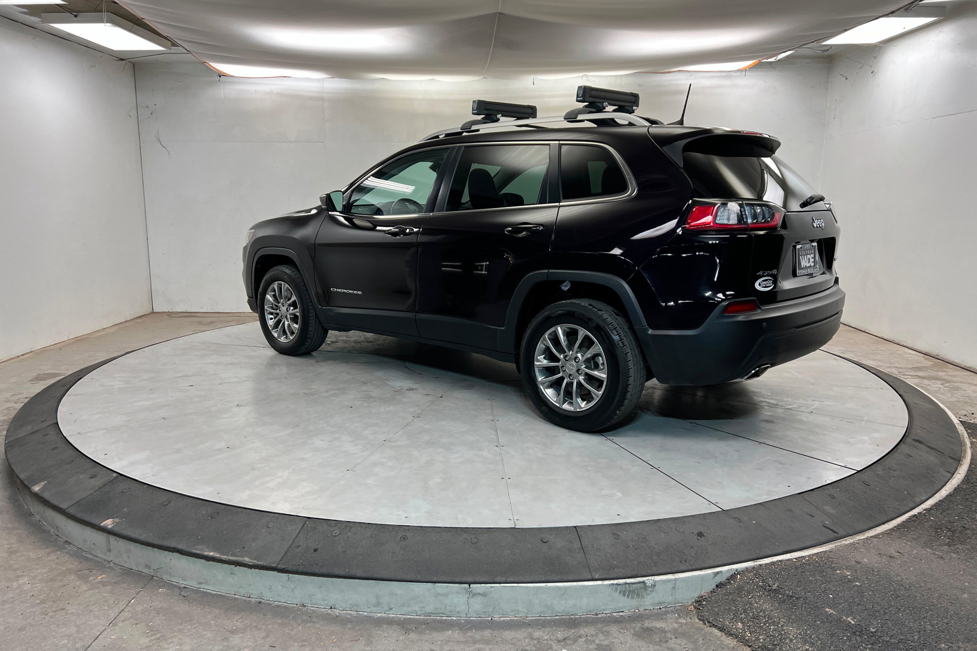 Used 2021 Jeep Cherokee Latitude Lux w/ Comfort/Convenience Group image 3