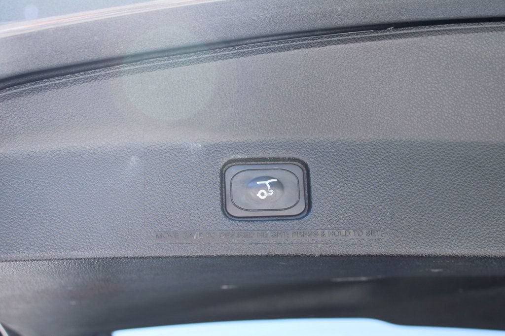 Used 2018 Ford Explorer XLT w/ Equipment Group 202A FWD image 13