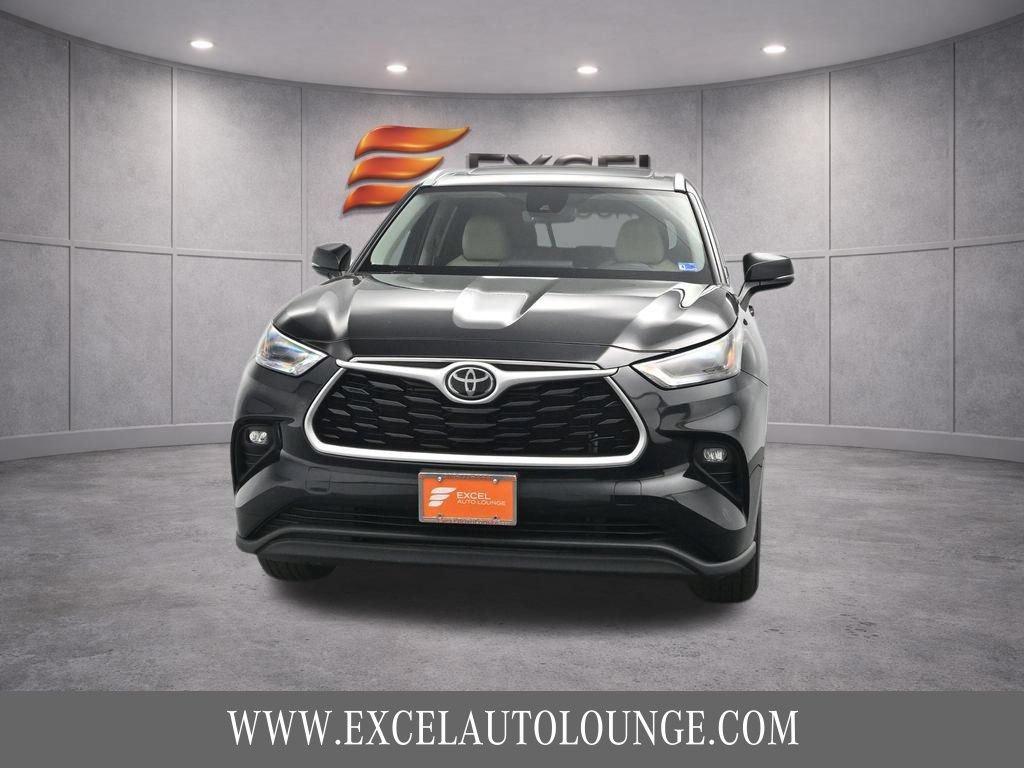 Used 2022 Toyota Highlander XLE AWD/4WD image 12