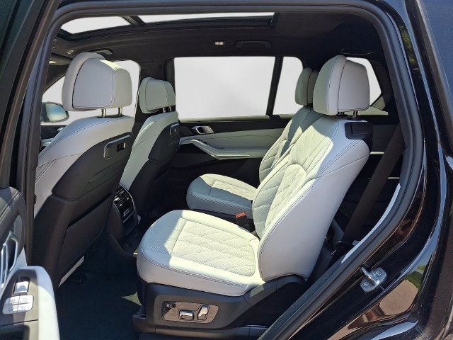 Used 2024 BMW X7 xDrive40i w/ M Sport Package AWD/4WD image 12