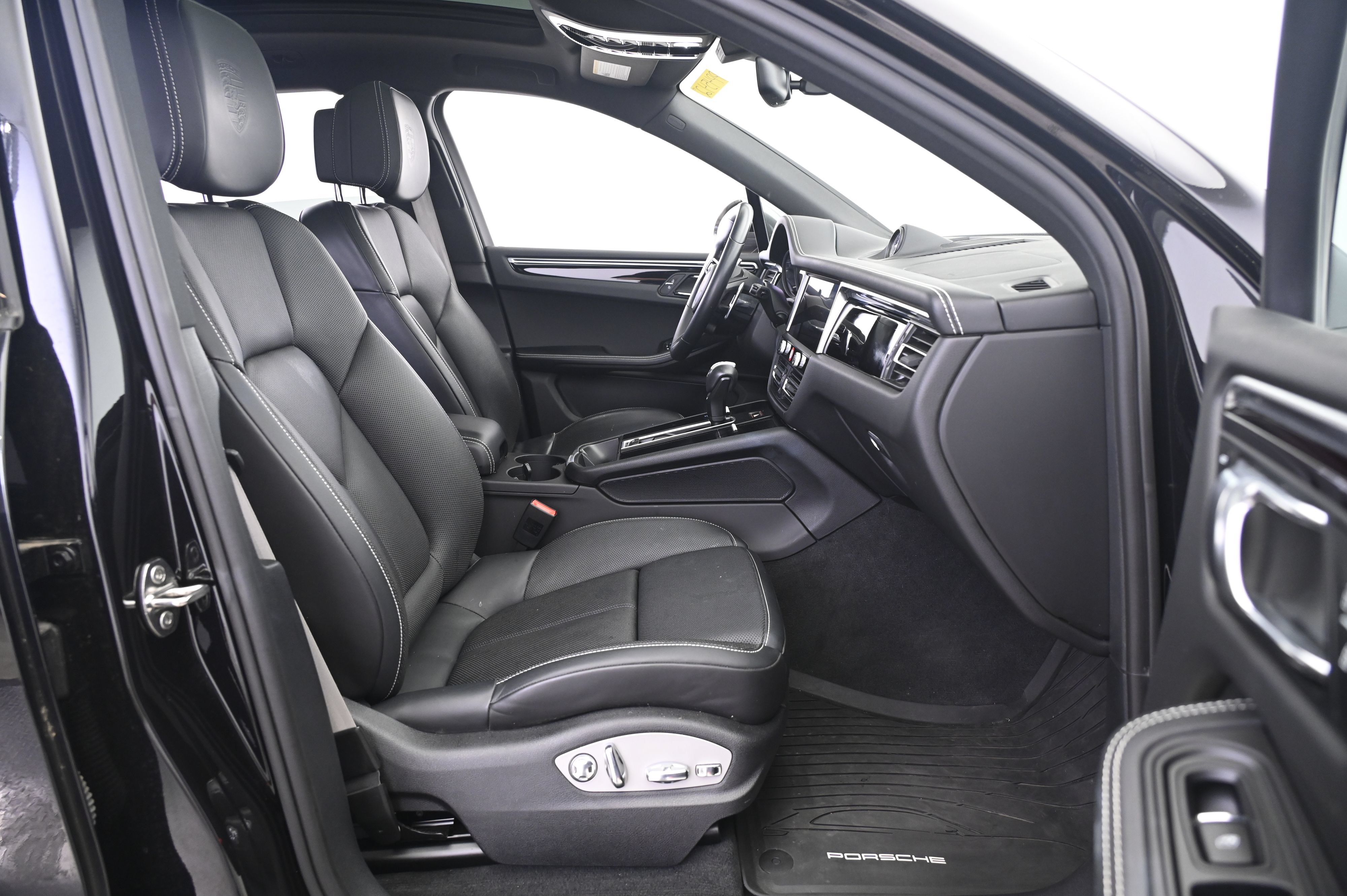 Certified 2023 Porsche Macan Turbo AWD/4WD image 23