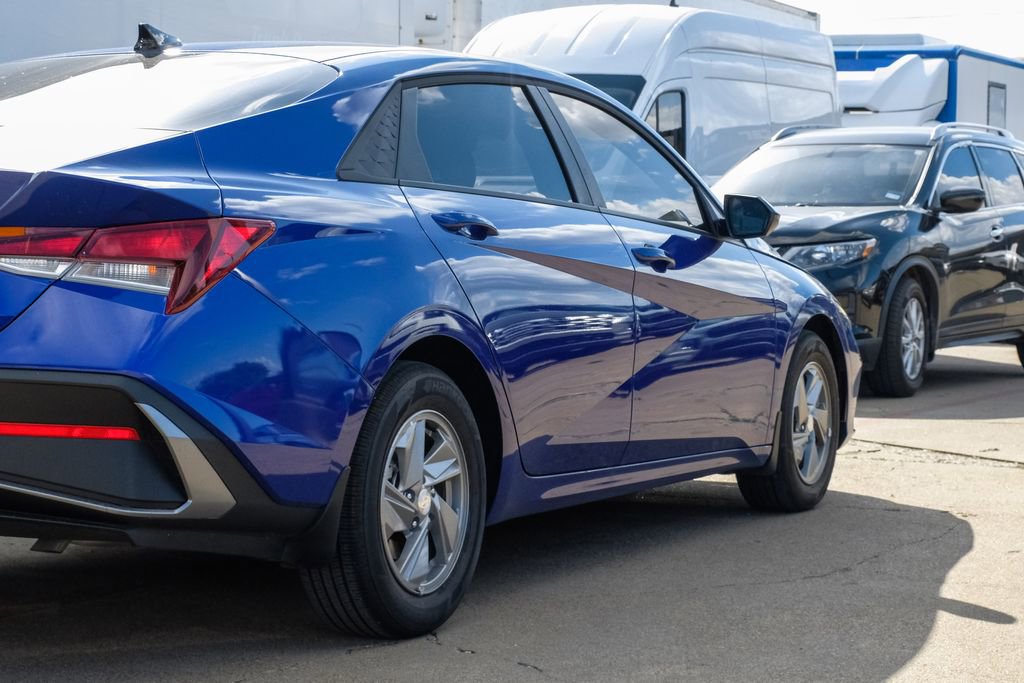 Used 2025 Hyundai Elantra SE image 12