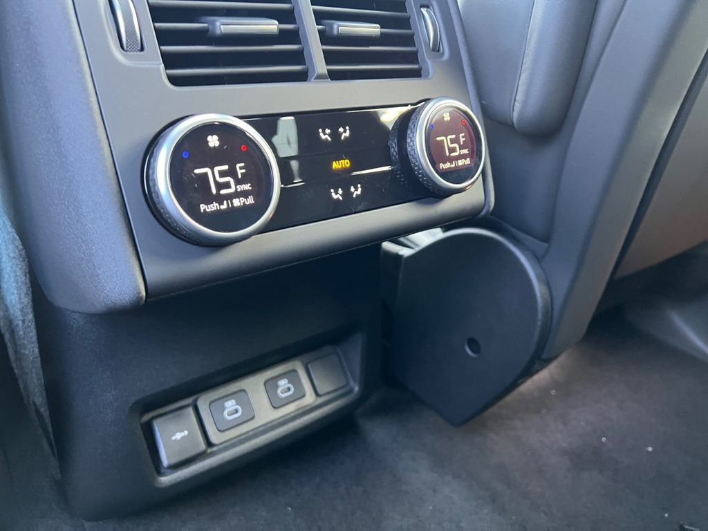 New 2025 Land Rover Discovery Dynamic SE image 24