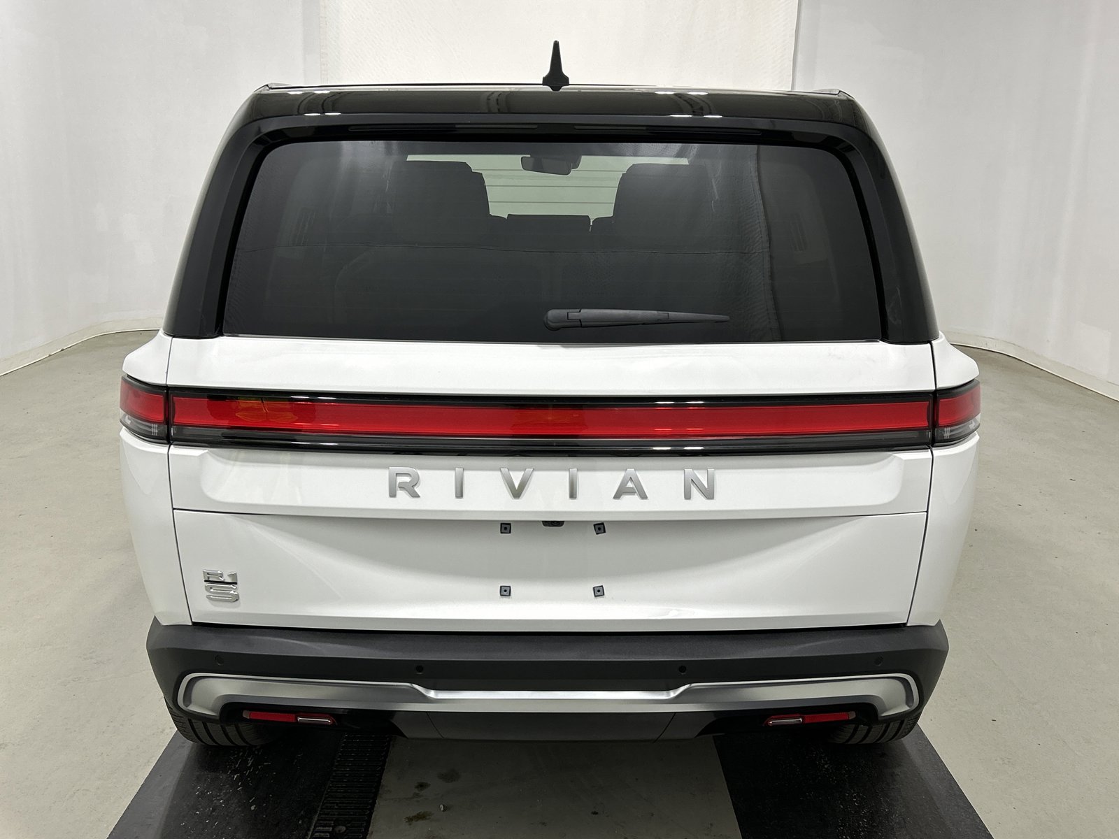 Used 2024 Rivian R1S Adventure AWD/4WD image 4