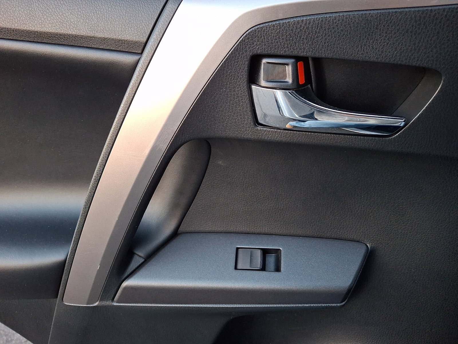 Used 2018 Toyota RAV4 XLE w/ Plus Extra Value Package image 12