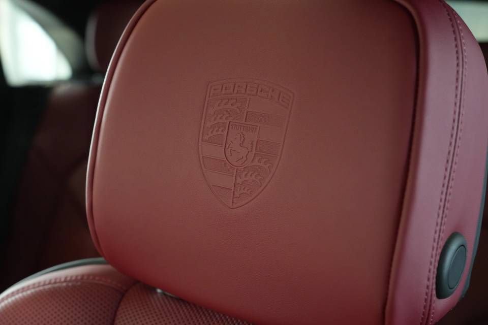 Certified 2025 Porsche Macan AWD/4WD image 34