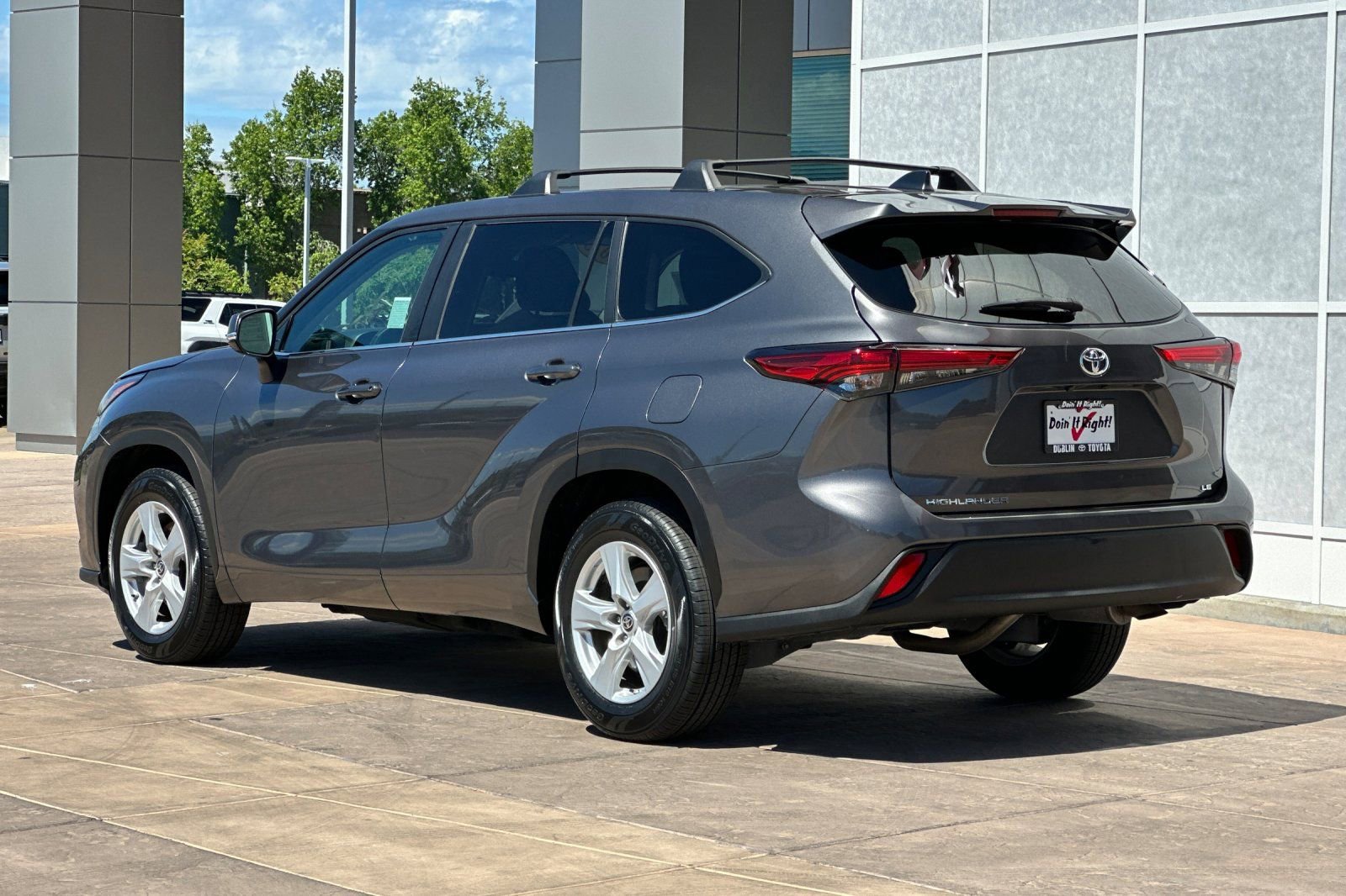Used 2023 Toyota Highlander LE FWD image 6