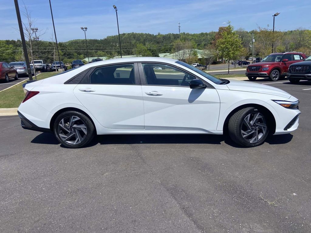 Used 2025 Hyundai Elantra Sport image 2
