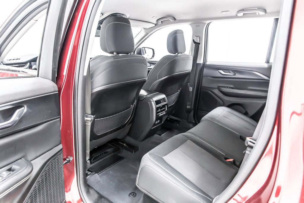 Used 2023 Jeep Grand Cherokee Laredo AWD/4WD image 29