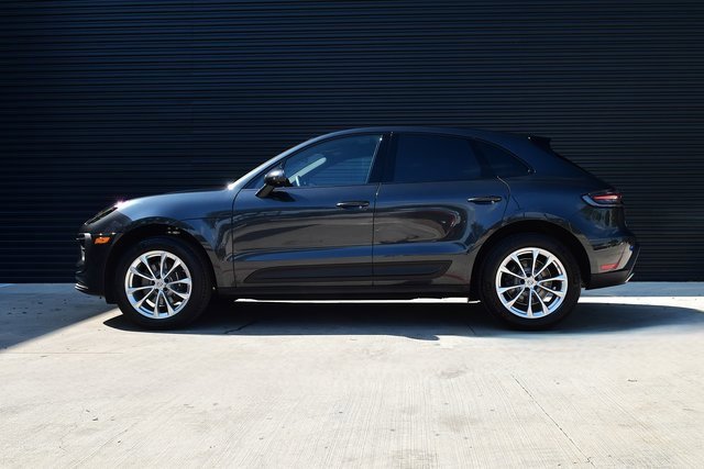 Certified 2025 Porsche Macan image 2