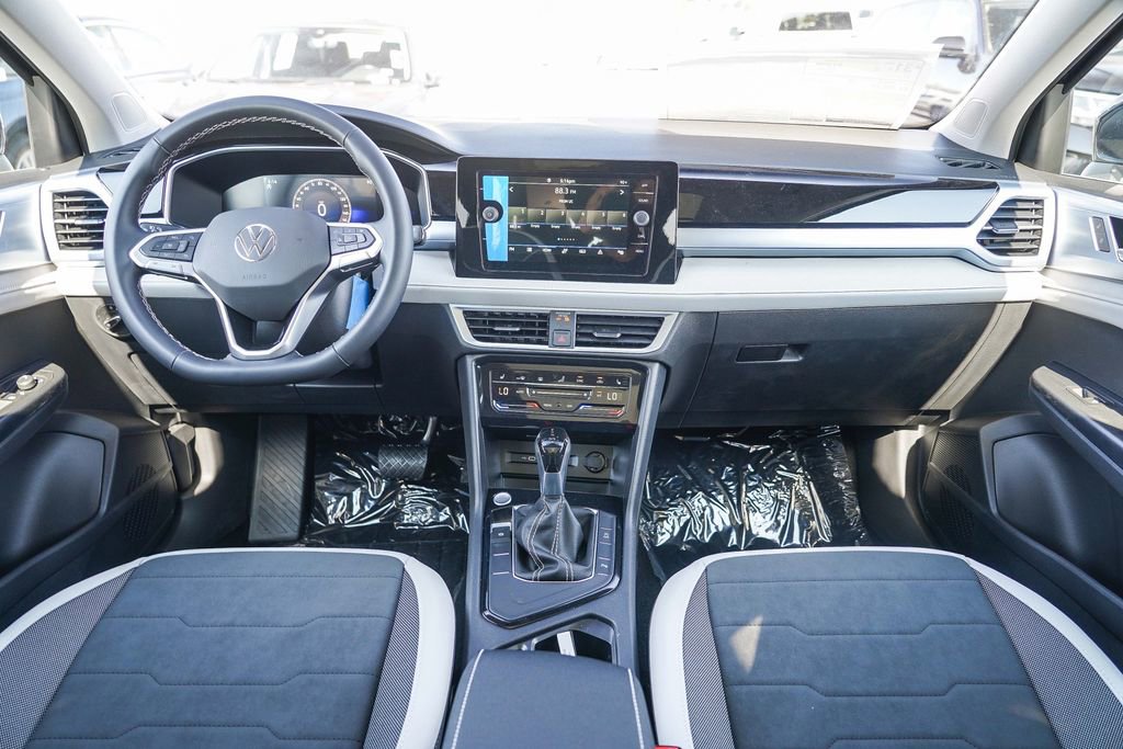New 2025 Volkswagen Taos SE image 18