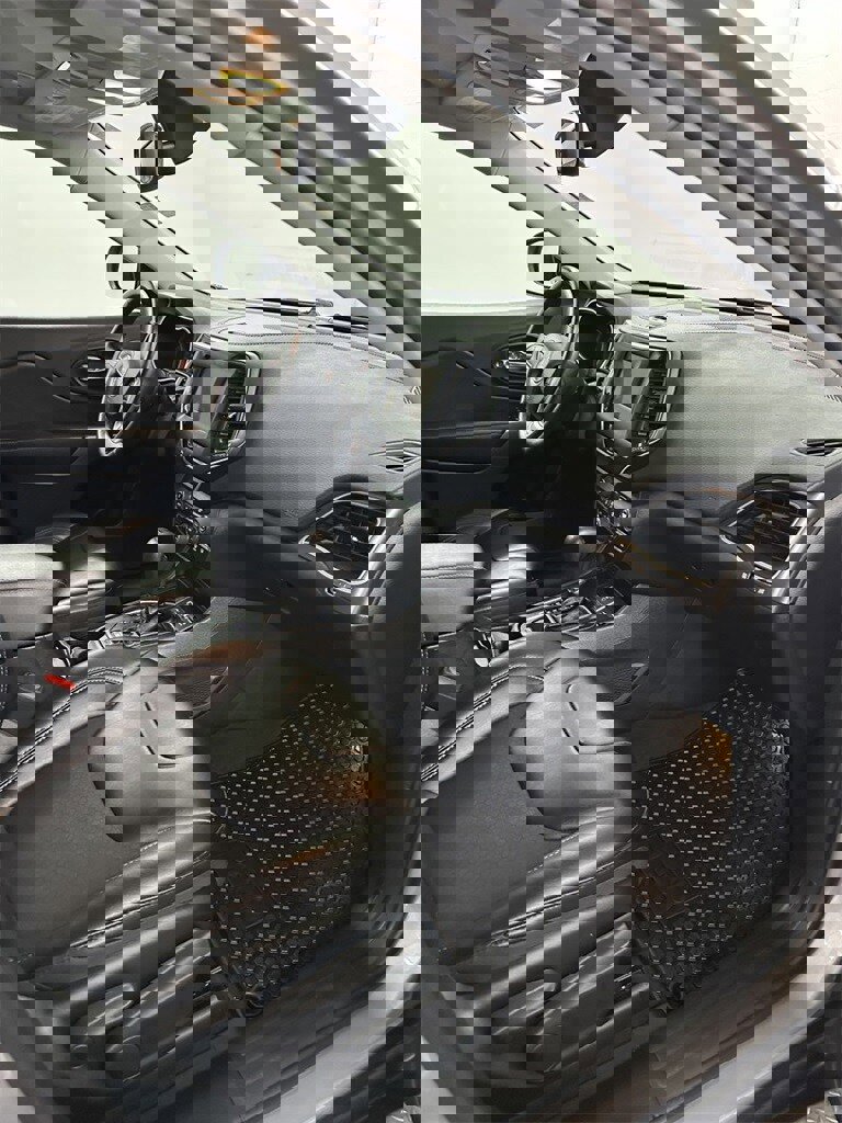 Used 2019 Jeep Cherokee Latitude Plus w/ Comfort/Convenience Group image 32