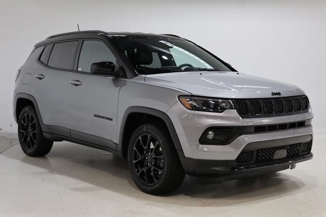 Used 2024 Jeep Compass Latitude w/ Convenience Group AWD/4WD image 1