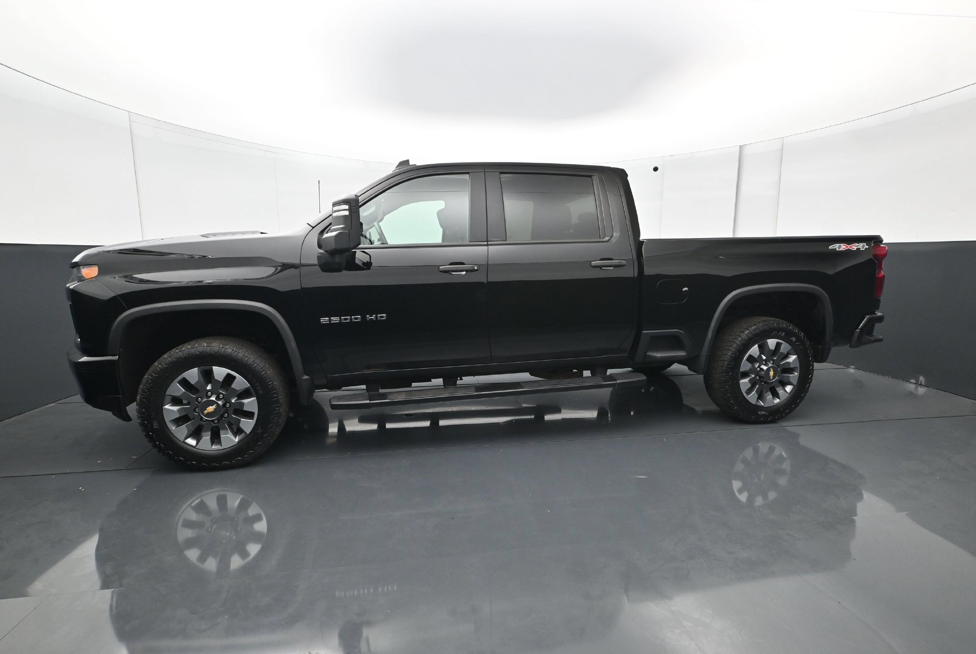 Used 2022 Chevrolet Silverado 2500 Custom w/ Custom Value Package AWD/4WD image 3