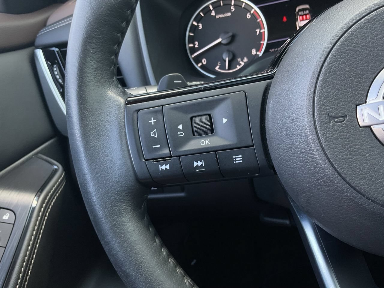 Used 2023 Nissan Rogue SL FWD image 39