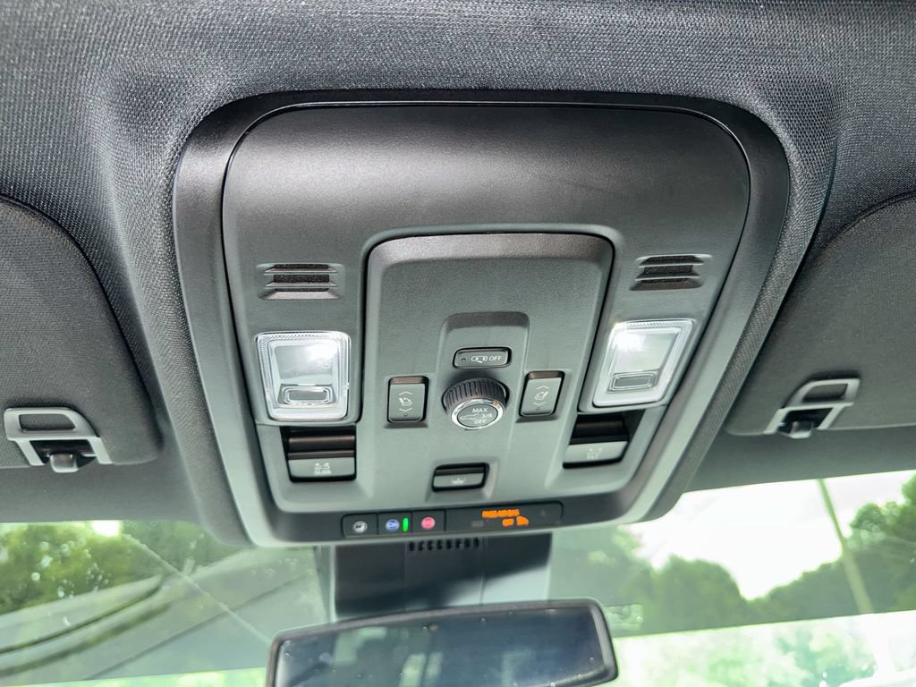 Used 2025 Chevrolet Suburban LT w/ Comfort Package RWD image 19