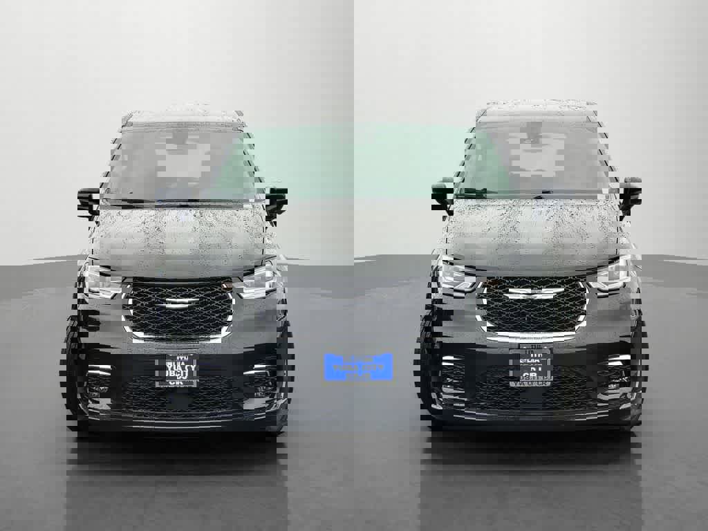 Used 2023 Chrysler Pacifica Touring-L image 2