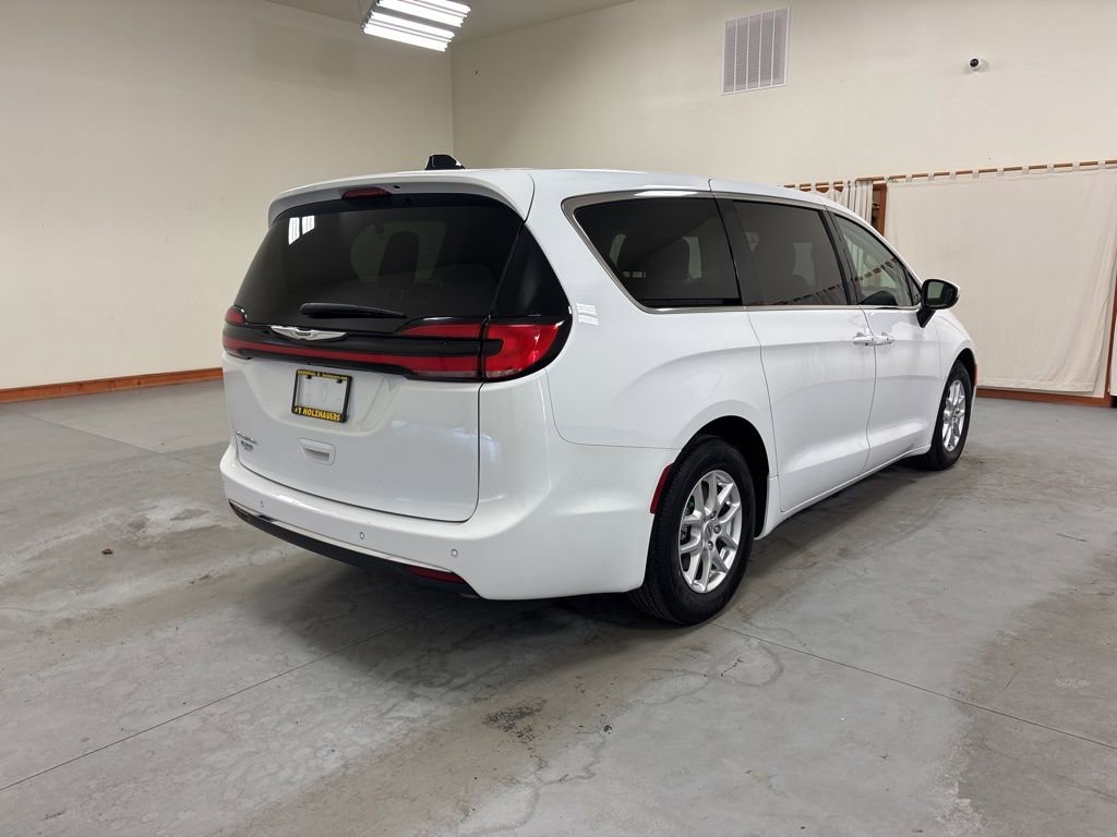 Used 2023 Chrysler Pacifica Touring-L FWD image 8