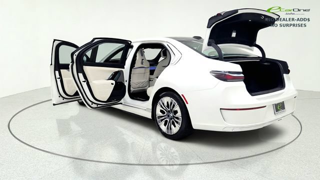 Used 2023 BMW i7 xDrive60 AWD/4WD image 16