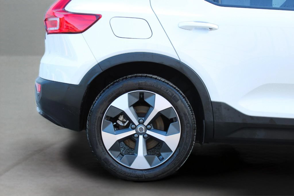 Certified 2025 Volvo XC40 B5 Plus AWD/4WD image 12