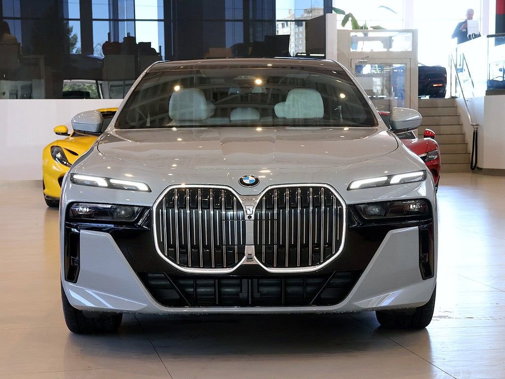 Used 2024 BMW 760i xDrive w/ Premium Package 2 image 13