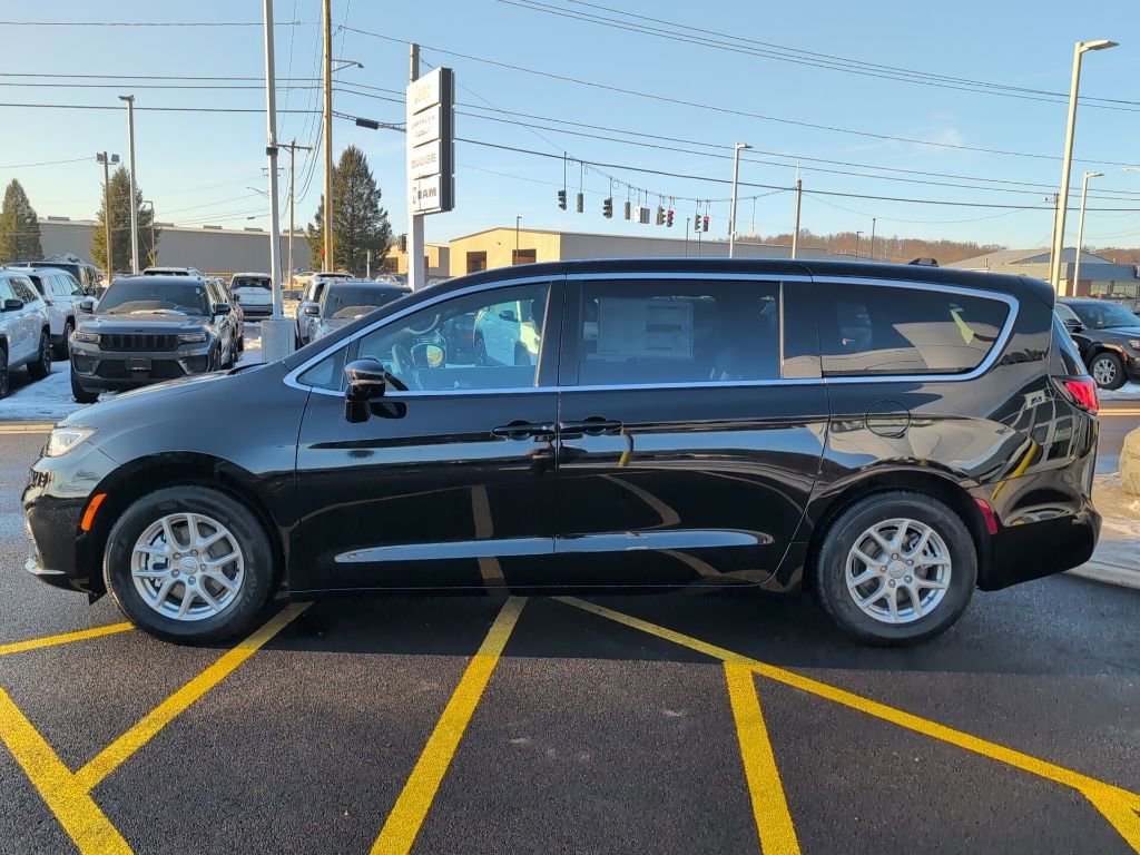 New 2026 Chrysler Pacifica Select image 4