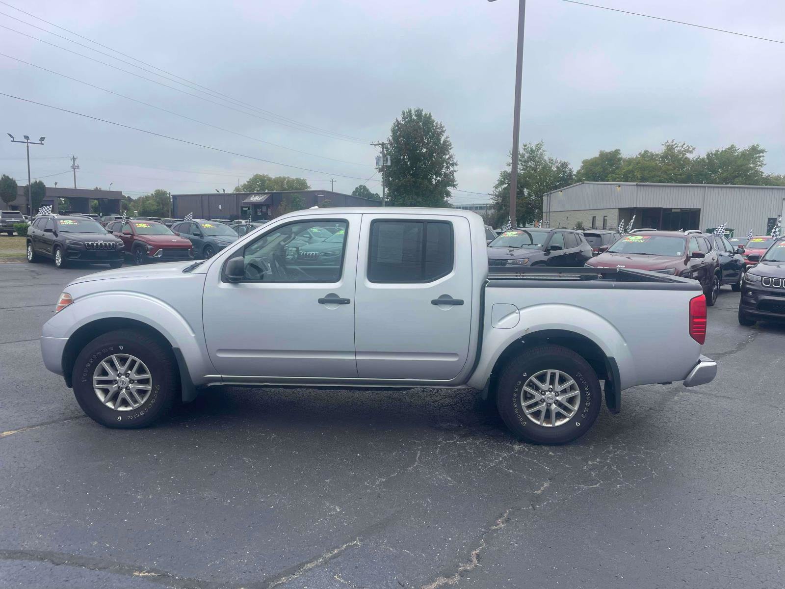 Used 2016 Nissan Frontier SV w/ SV Value Truck Package AWD/4WD image 4