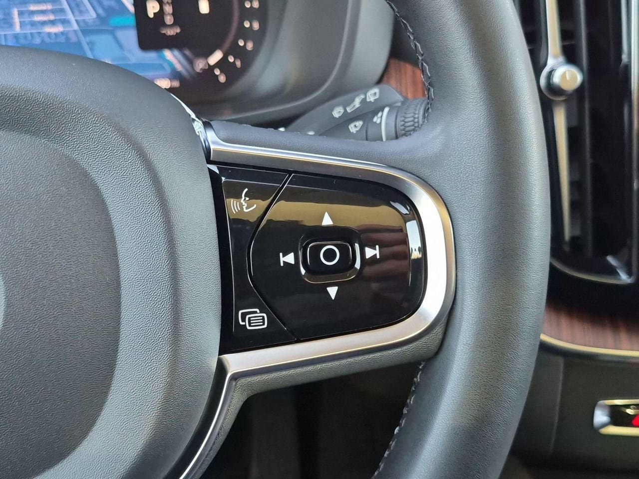Certified 2024 Volvo XC60 B5 Plus AWD/4WD image 15